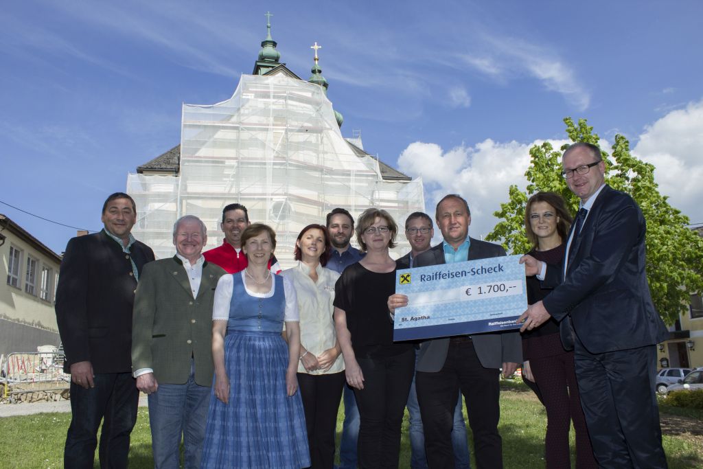 scheck_bergabe kirtag kirchensanierung mai 2015